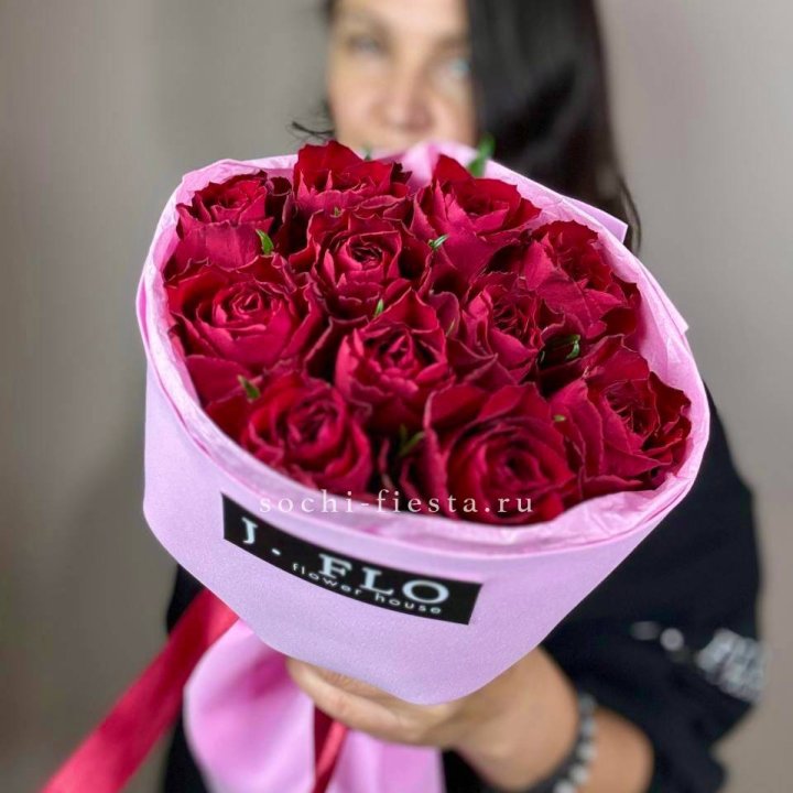 11 красных роз мадам ред в Пскове