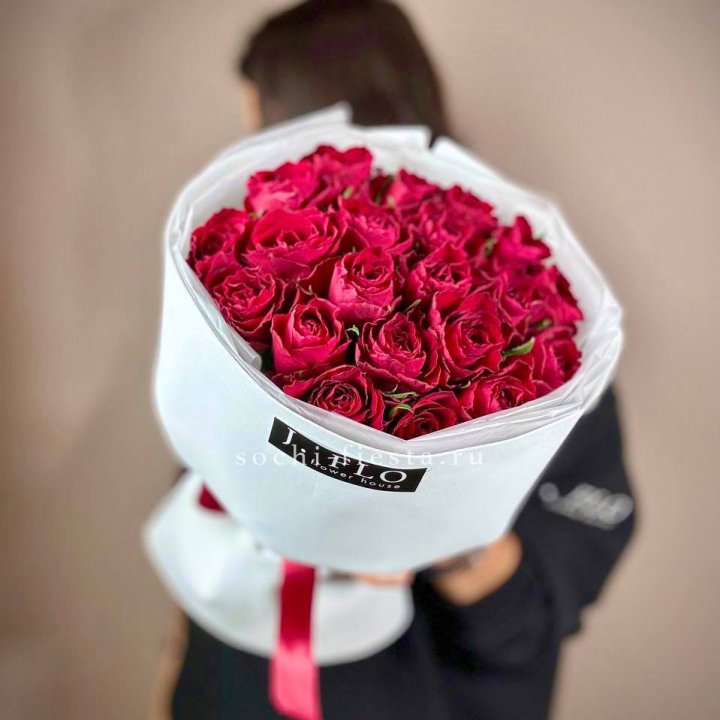 Букет красных роз мадам ред в Пскове