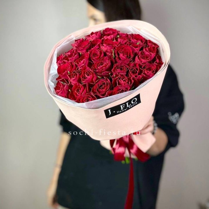 35 кенийских роз в Пскове