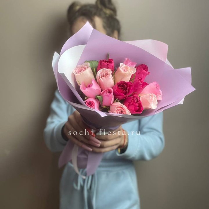 Букет из 15 роз Микс (Кения) в Пскове