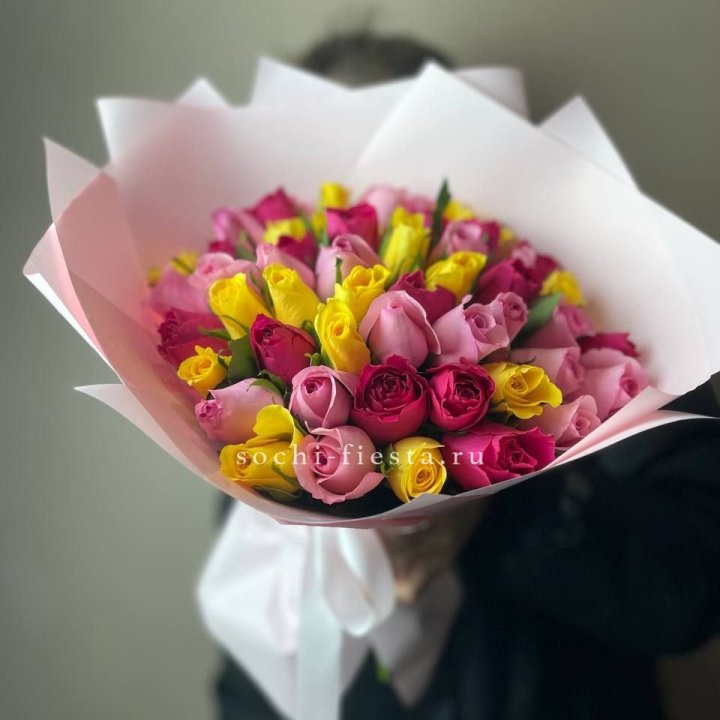 Букет из 51 розы Микс (Кения) в Пскове