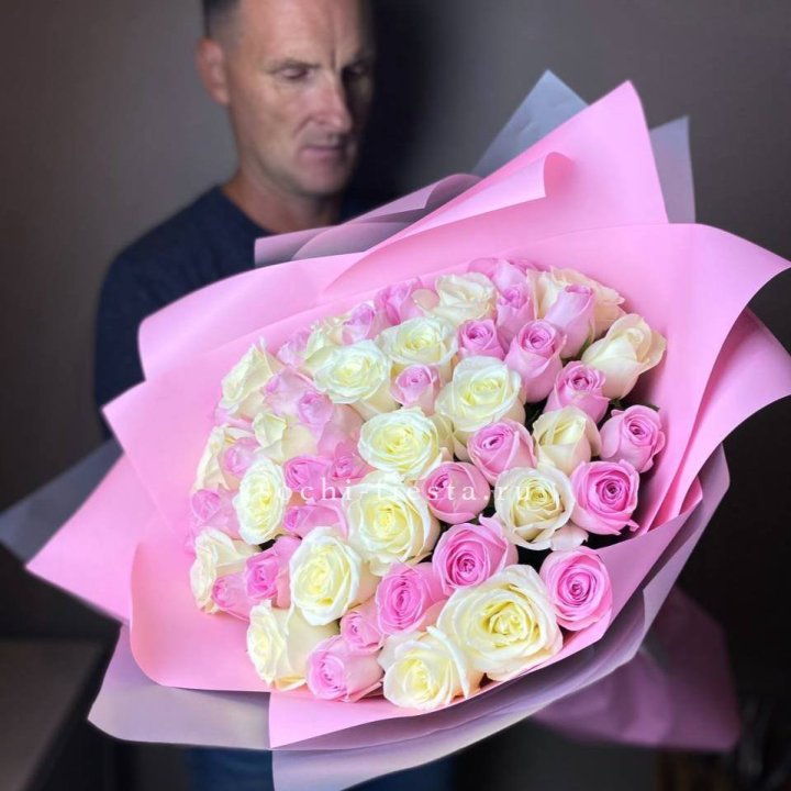 51 белых и розовых роз в Пскове