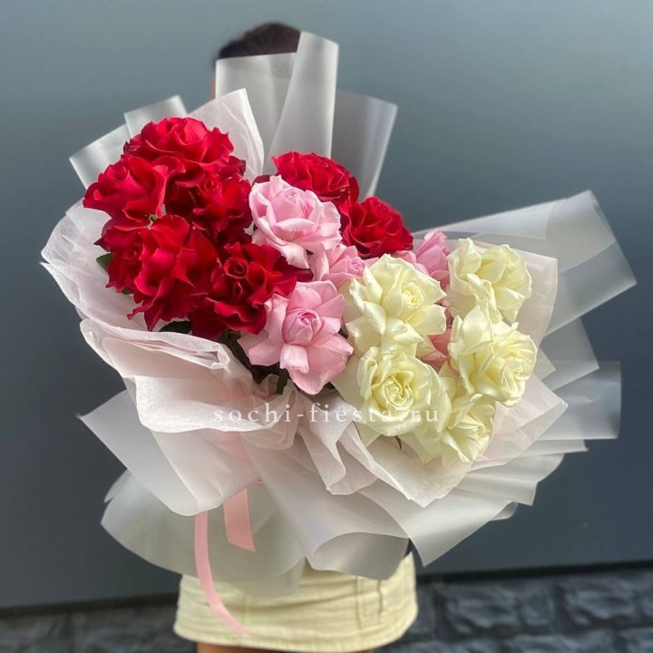 Микс из 17 роз в Пскове