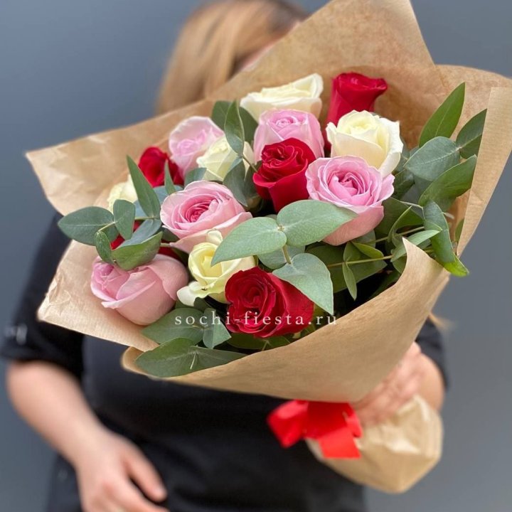 Букет из 15 роз с эвкалиптом в Пскове