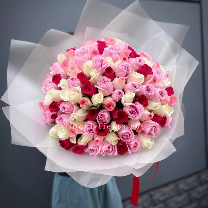 101 разноцветная роза "Карусель" в Пскове