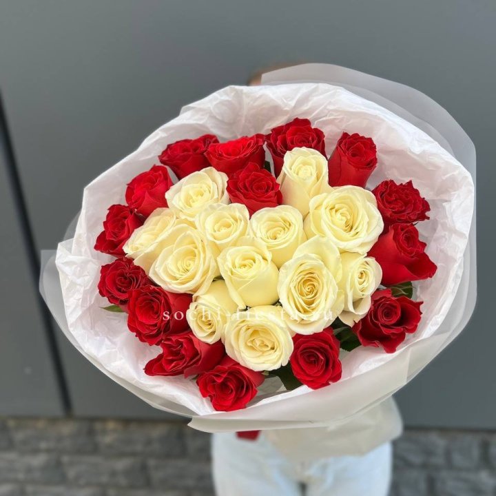 27 роз микс в Пскове