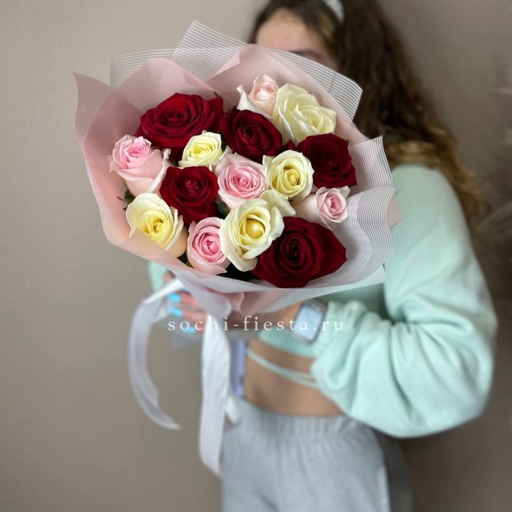 15 роз "Карусель" в Пскове