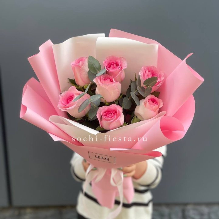 7 роз с эвкалиптом в Пскове