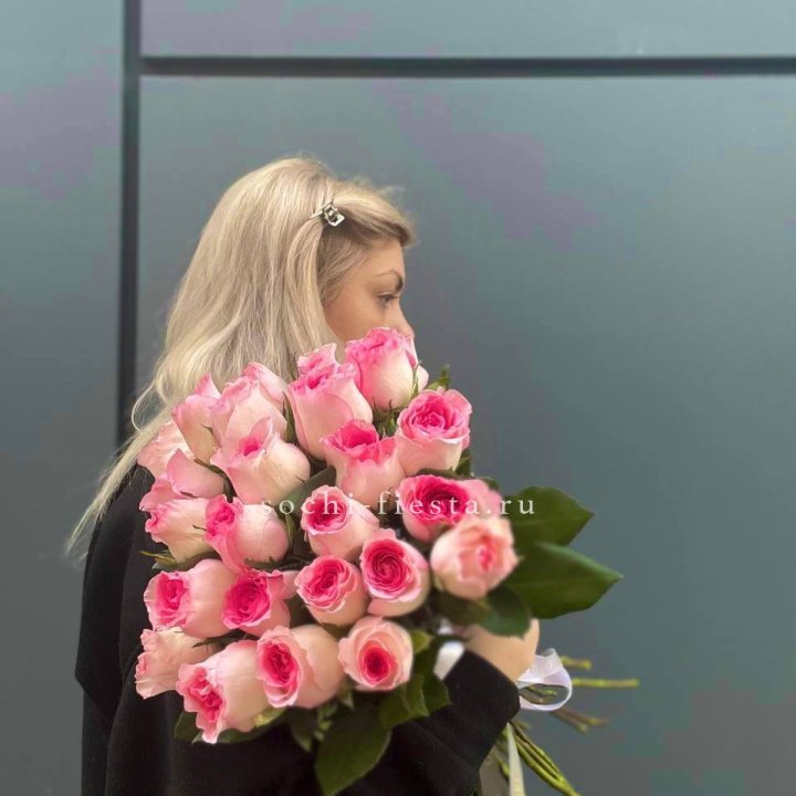  25 розовых роз в Пскове