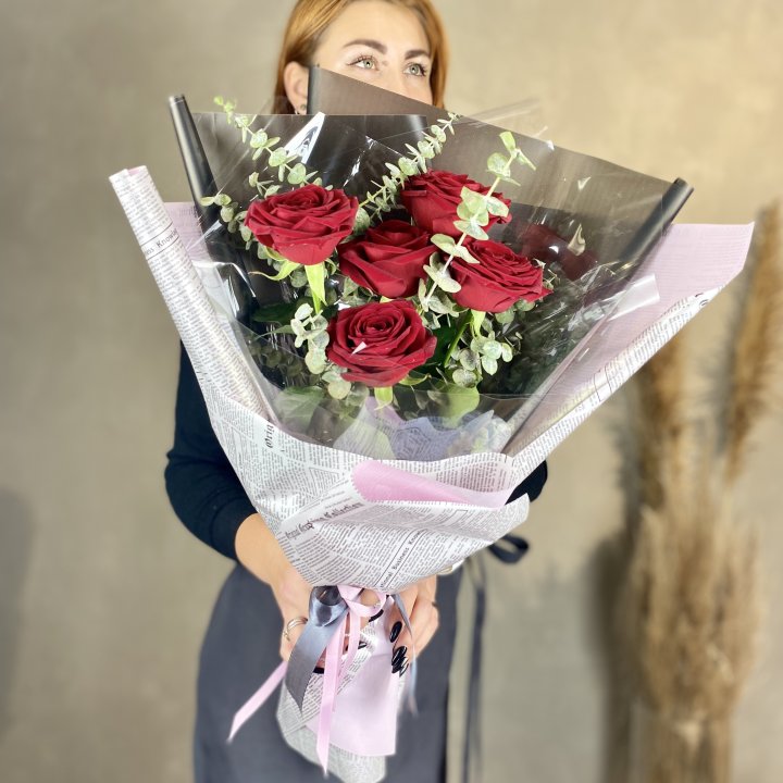 5 красных роз в Пскове