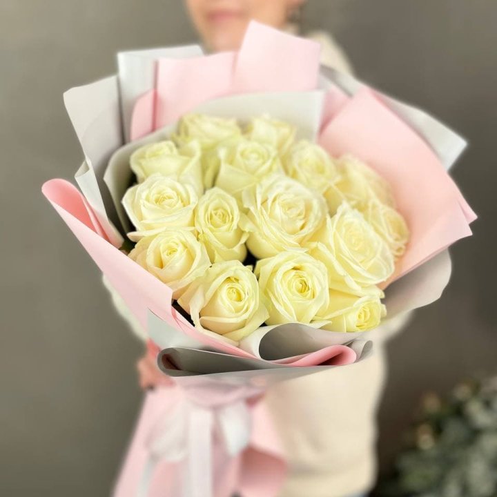 15 белых роз пудра в Пскове