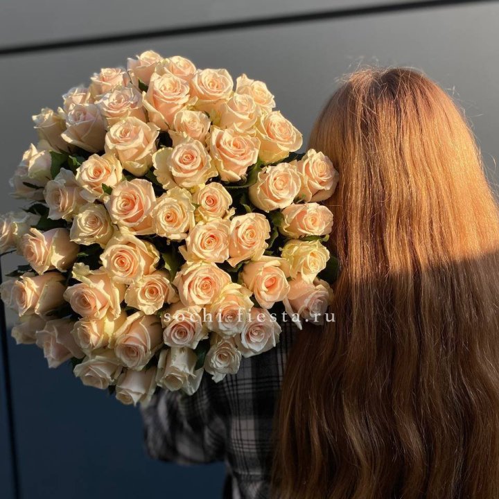 Охапка кремовых роз в Пскове