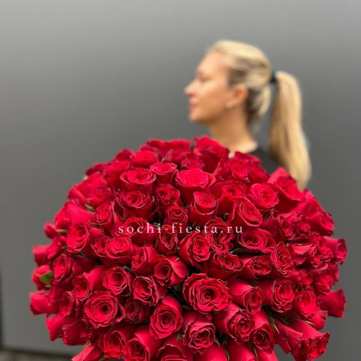 Охапка из 101 красной розы в Пскове
