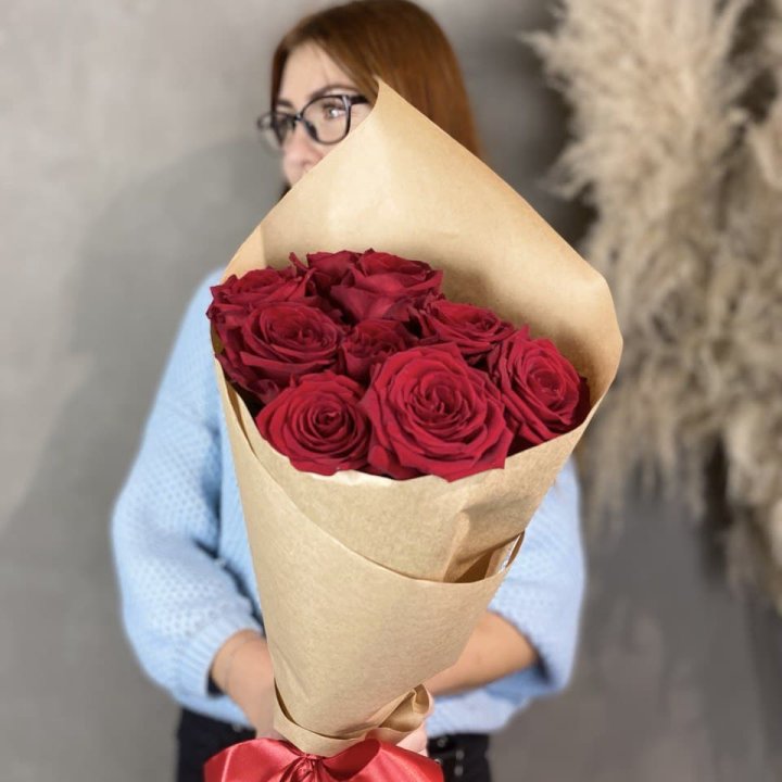 9 красных роз в крафте в Пскове