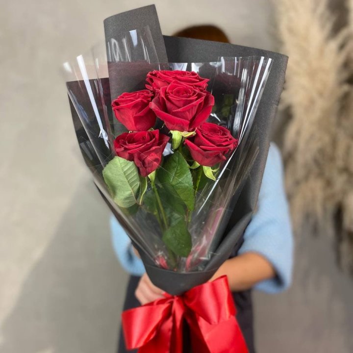 5 роз ред наоми в Пскове