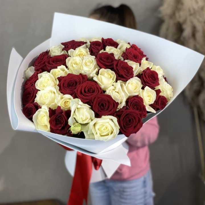 51 красная и белая роза в Пскове