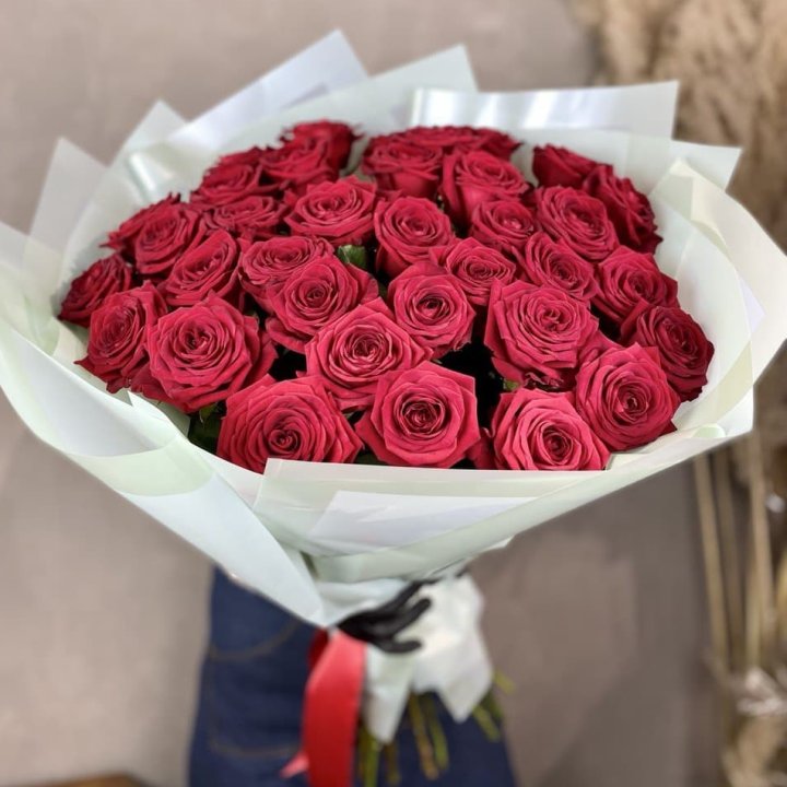 37 красных роз в Пскове