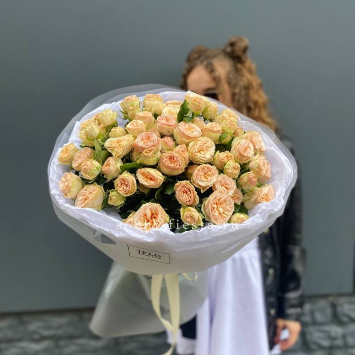 15 пионовидных роз в Пскове