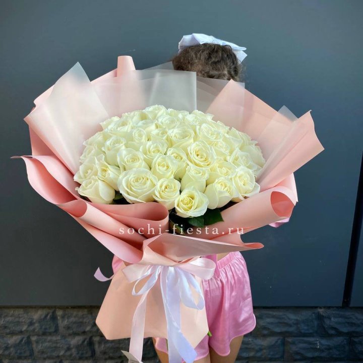 35 белых роз в Пскове