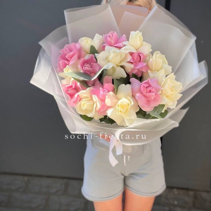 15 бело-розовых роз в Пскове