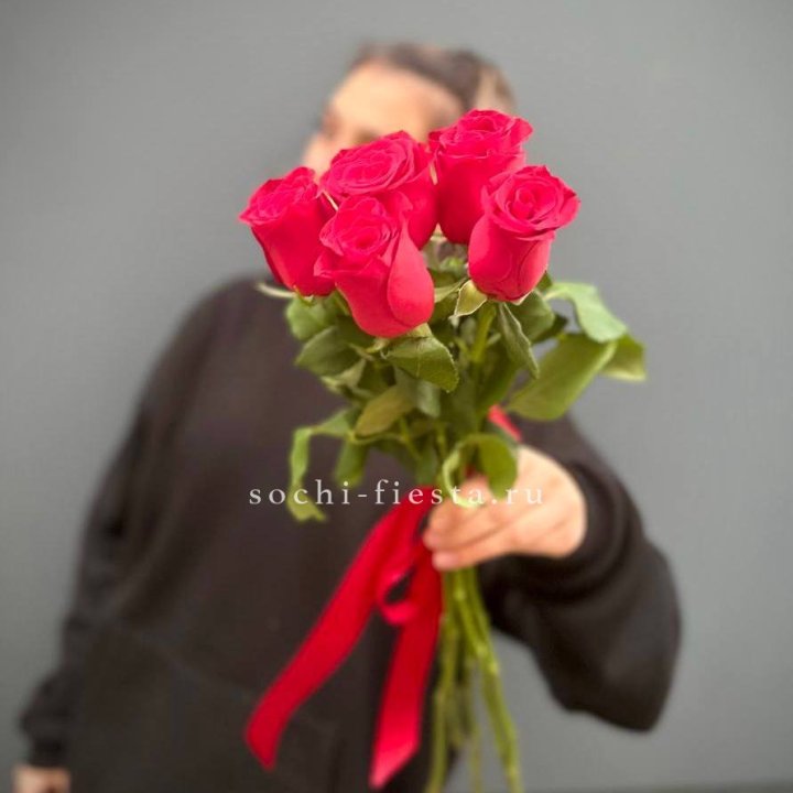 Букет 5 красных роз  в Пскове