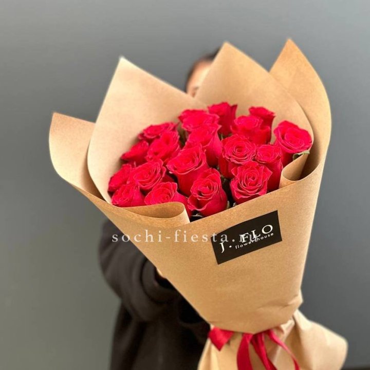 19 красных роз в крафте в Пскове