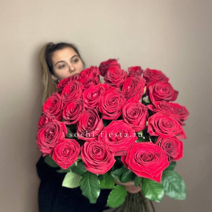 25 высоких роз в Пскове