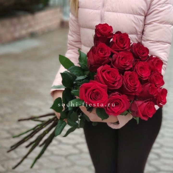 15 высоких красных роз в Пскове