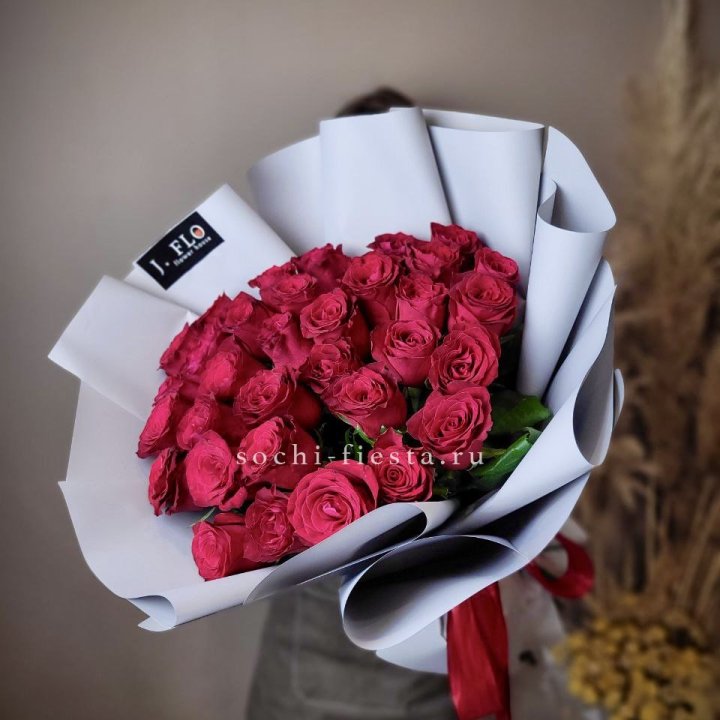 Красные розы 33 шт в Пскове