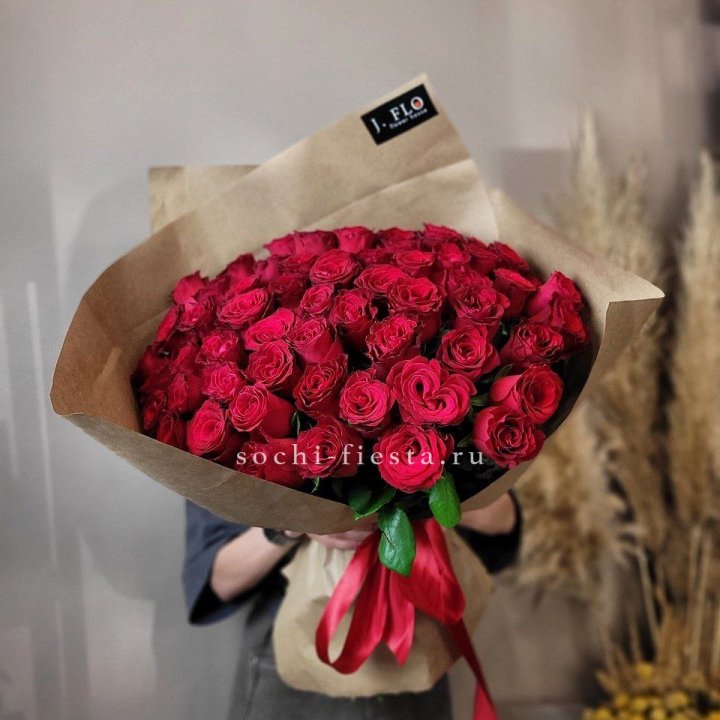 63 красных роз вайт в Пскове