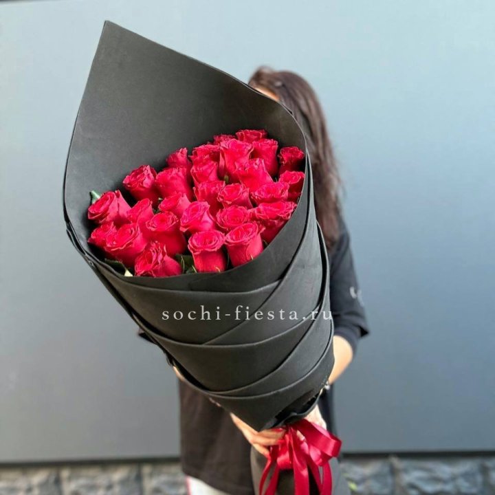 25 высоких красных роз в Пскове