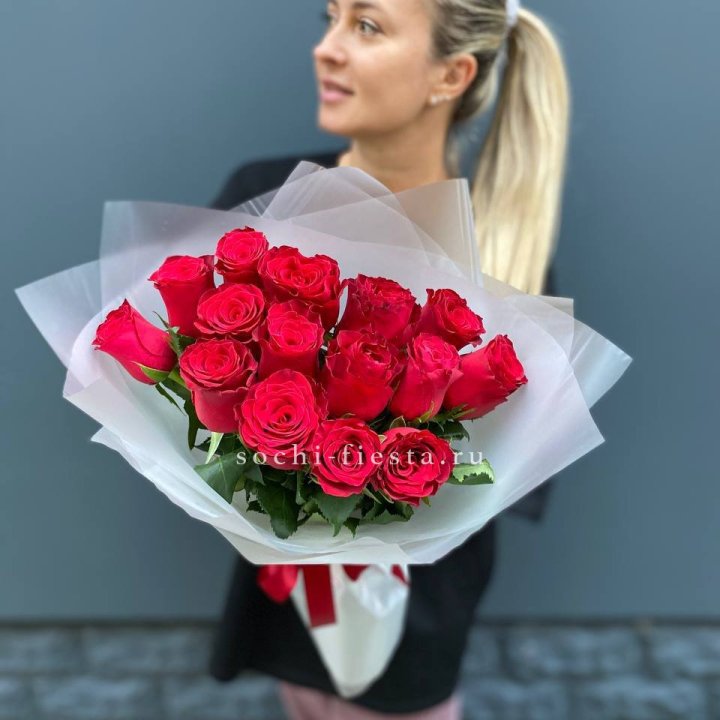 Букет из 15 красных роз  в Пскове