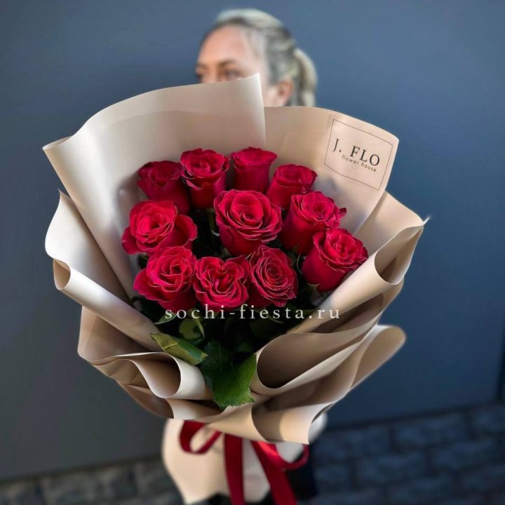 Букет красных роз "Наоми" в Пскове