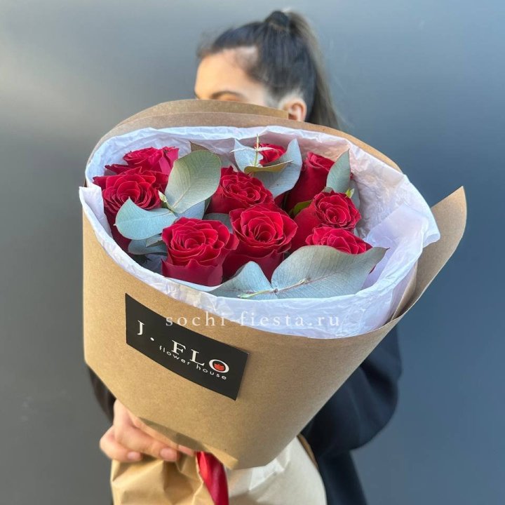 9 роз с эвкалиптом в Пскове