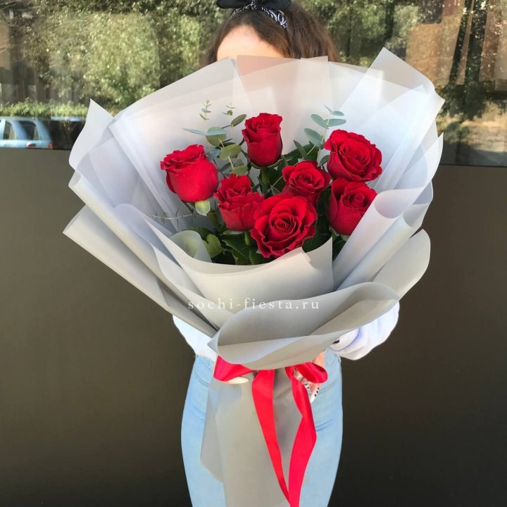 7 красных роз с эвкалиптом  в Пскове