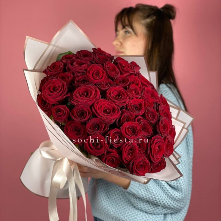 51 красная роза "Лавели" в Пскове