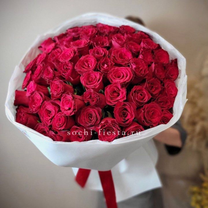 65 красных роз вайт в Пскове