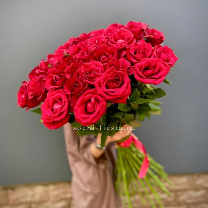 51 высокая красная роза в Пскове