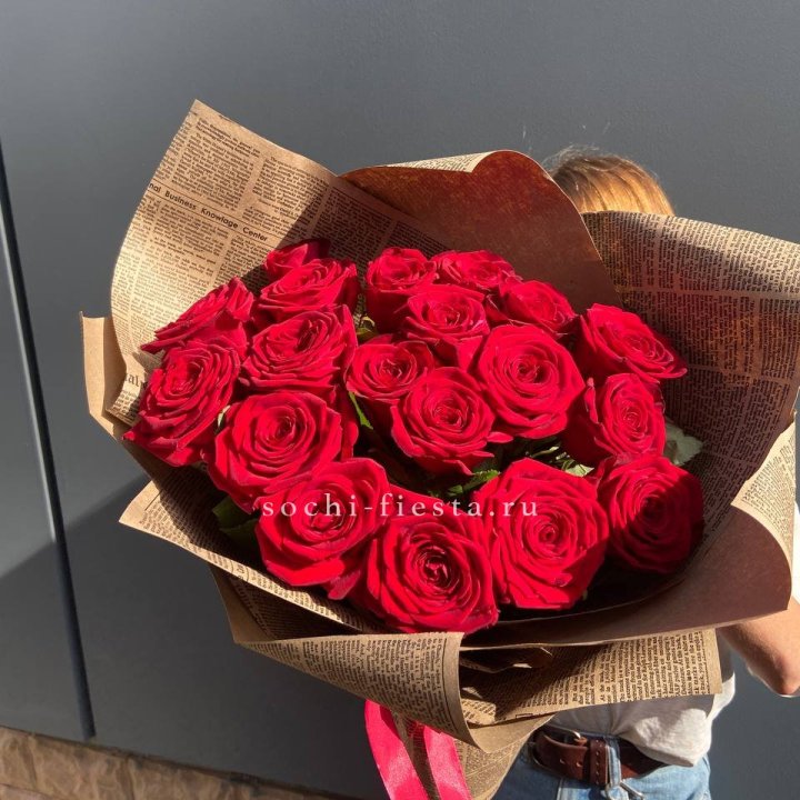 19 красных роз Леди Крафт в Пскове