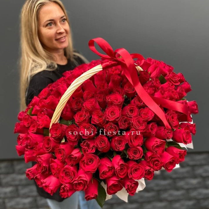 151 красная  роза в корзине в Пскове