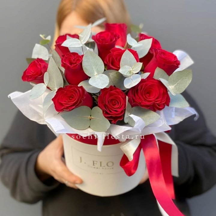 11 роз в шляпной коробке в Пскове