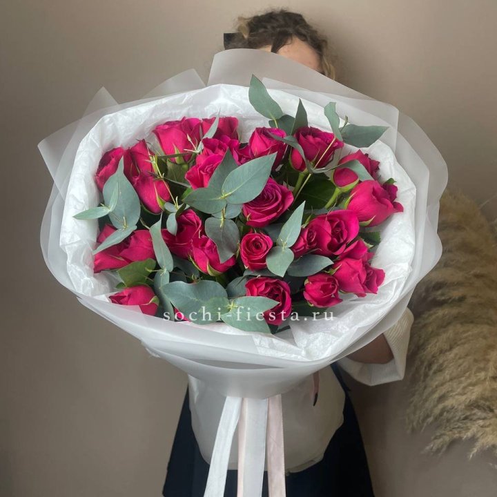 25 малиновых роз с эвкалиптом в Пскове