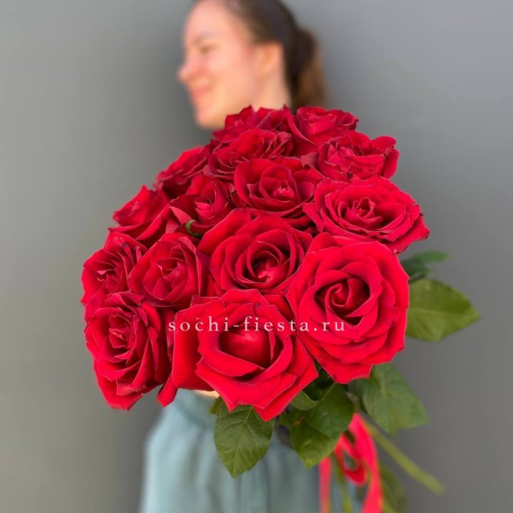 15 красных роз под ленту в Пскове