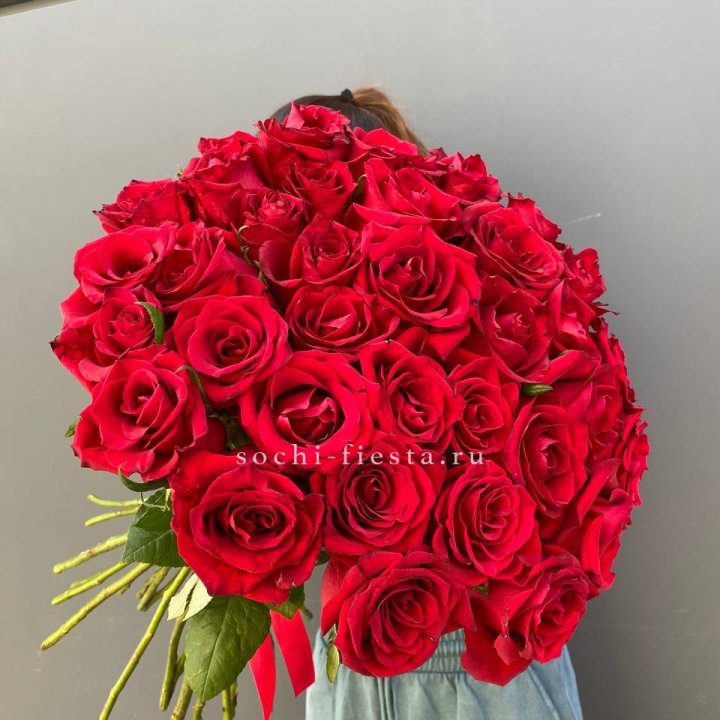 35 красных роз под ленту в Пскове