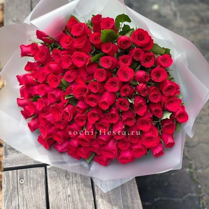 101 красная роза Лолита в Пскове