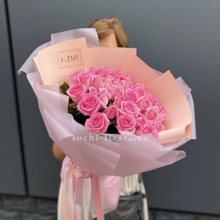 33 Розовые розы в Пскове