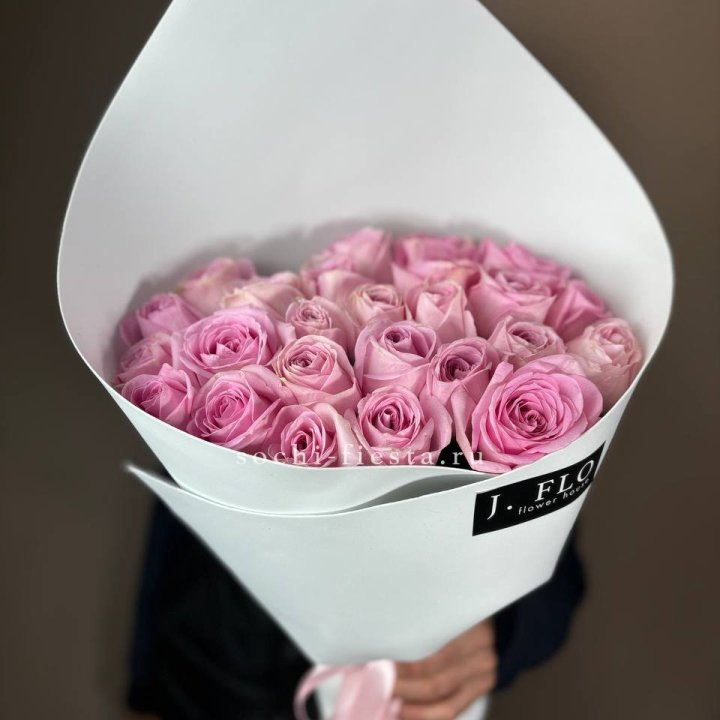 25 розовых роз в Пскове