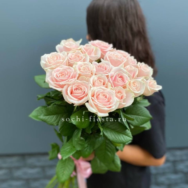 Высокие розовые розы в Пскове