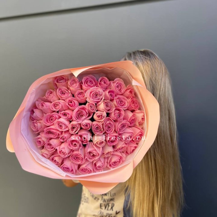 55 розовых роз в Пскове