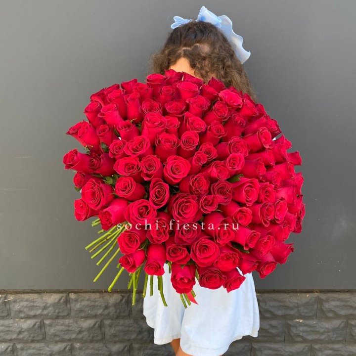 101 красная роза в Пскове